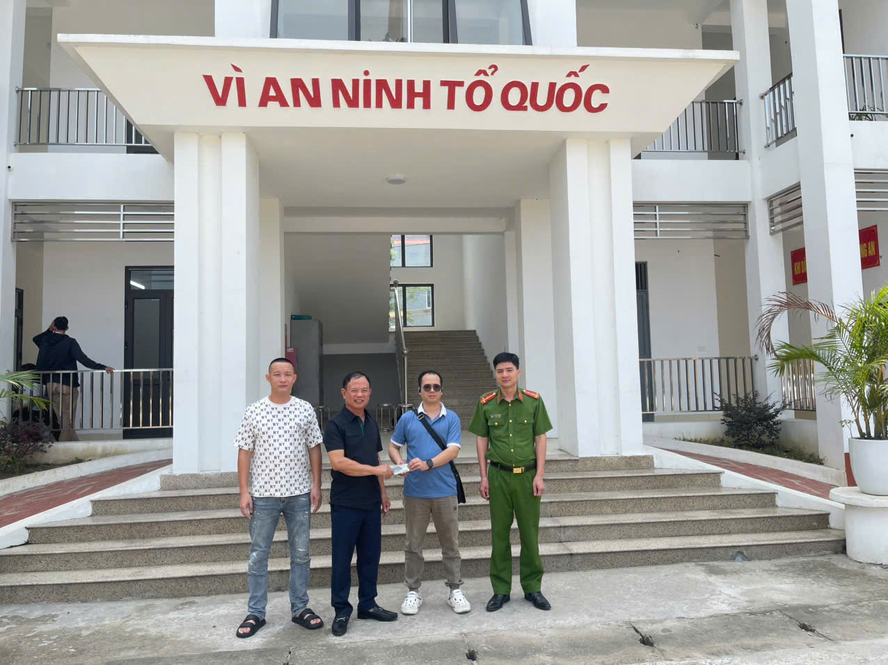 Công an xã Bình Giang hỗ trợ người dân nhận lại 250 triệu đồng chuyển nhầm qua tài khoản